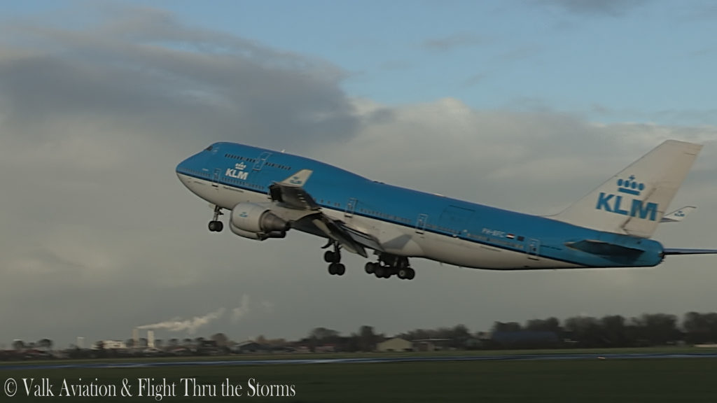 Last Flight of First Officer Rob Willekes @ KLM B747.00_04_04_20.Still010