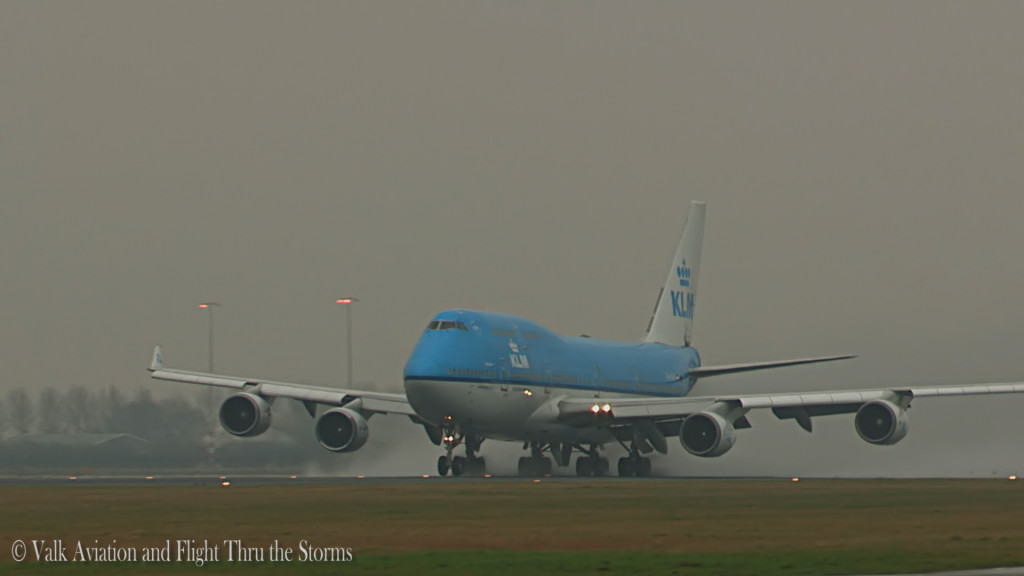 Spray takeoff PH-BFB @ KLM B747 FO Froukje Dinkla.Still003
