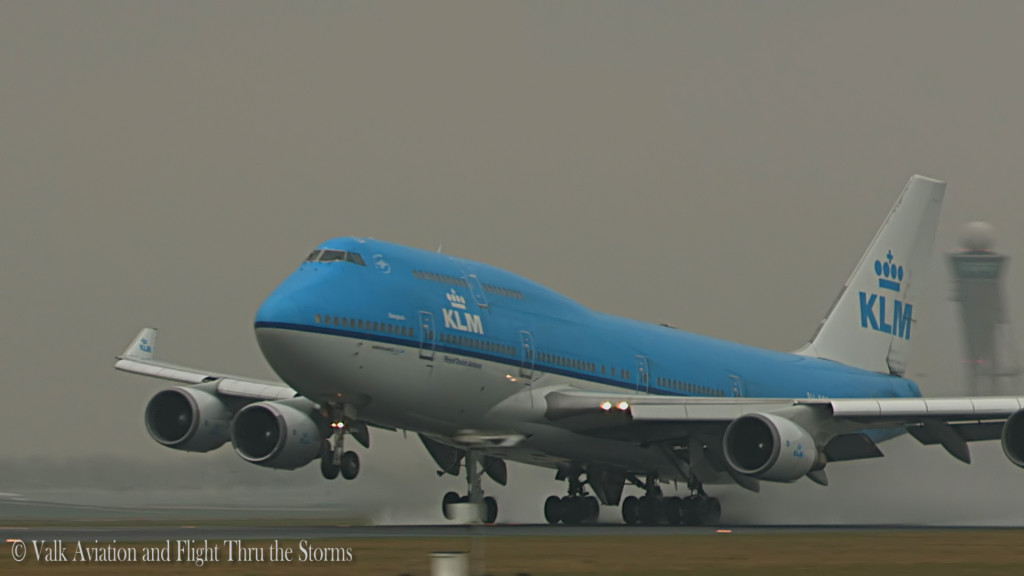 Spray takeoff PH-BFB @ KLM B747 FO Froukje Dinkla.Still006
