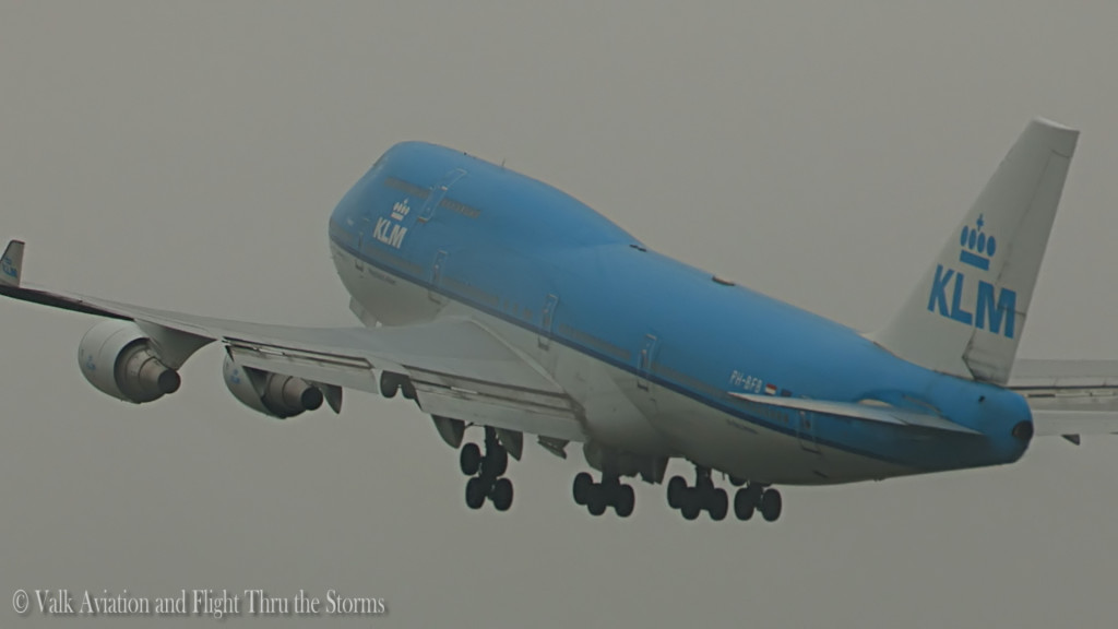 Spray takeoff PH-BFB @ KLM B747 FO Froukje Dinkla.Still012